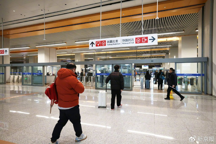 乘客从地铁3号线朝阳站出站后，步行进入铁路北京朝阳站。新京报记者 王贵彬 摄
