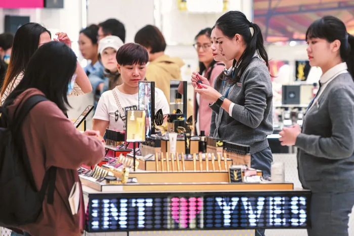 在cdf海口国际免税城，不少消费者前来购物。记者 苏弼坤 摄