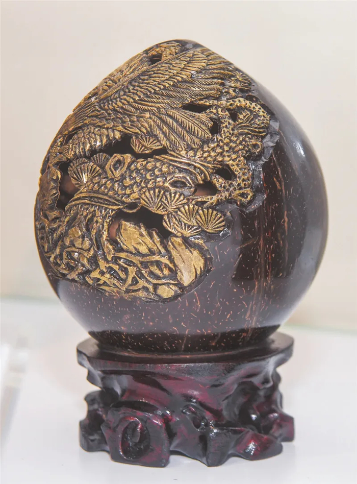 精美绝伦，栩栩如生的椰雕作品。康登淋 摄