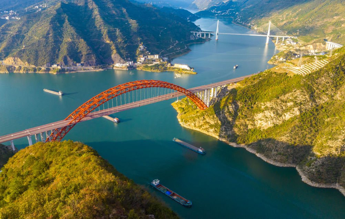 11月20日，船舶行驶在长江三峡西陵峡湖北省宜昌市秭归县水域。新华社发（郑家裕摄）