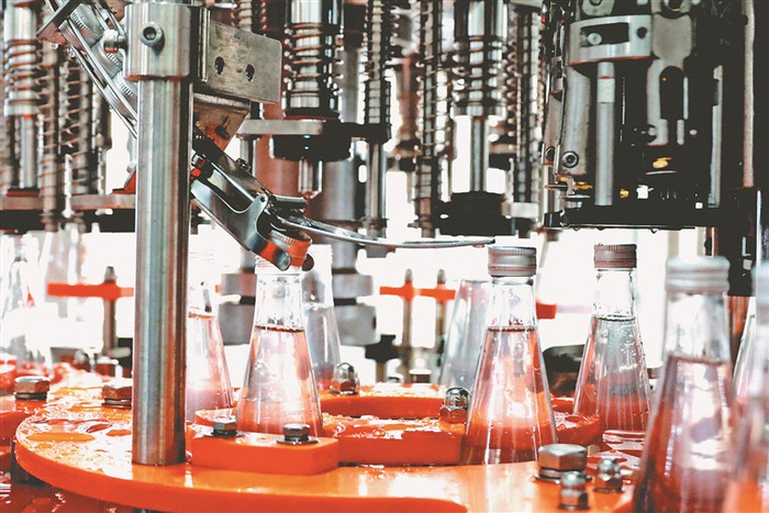     生产线不停运转。肖闯摄