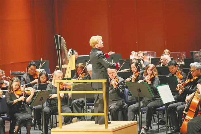 美国费城交响乐团2024海口音乐会在海南省歌舞剧院开演。记者 张茂 摄