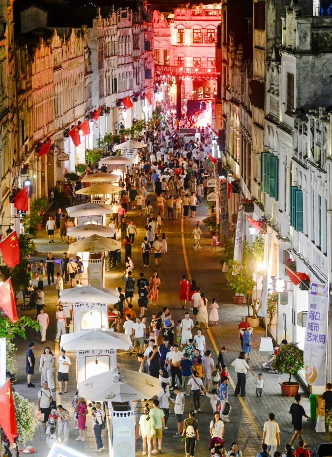 市民游客在海口骑楼老街观展览、看演出、品美食。杨鹤 摄