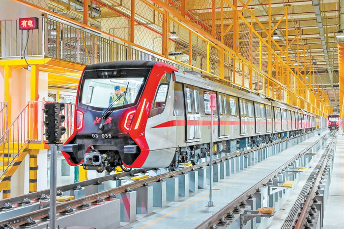 昨天，在北京地铁3号线东坝车辆段，3号线首发主题列车已准备就绪，即将上线。 本报记者 邓伟摄
