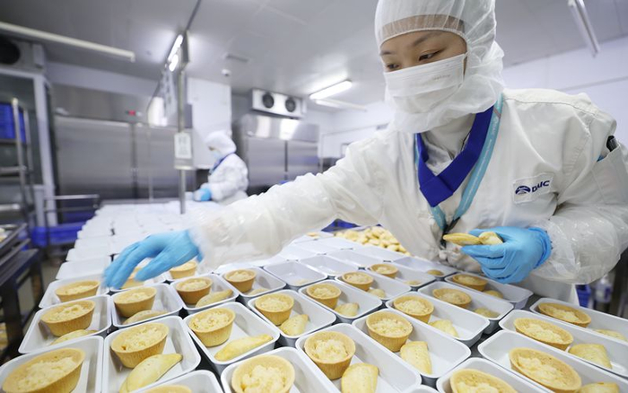 工作人员将现场烘焙的点心装盘。新京报记者 陶冉 摄