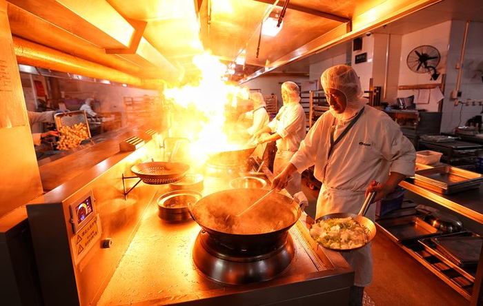 12月6日，北京大兴国际机场航空食品公司，工作人员正在制作航食餐。新京报记者 陶冉 摄