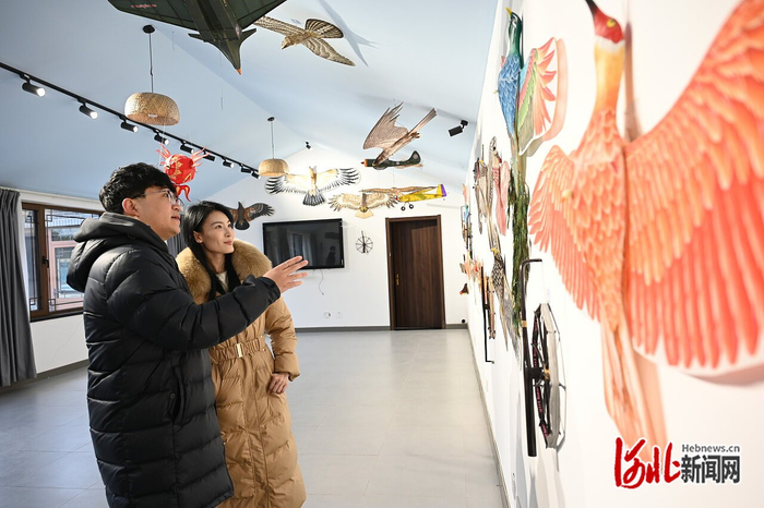 12月6日，游客在蔚县“京西·无忧小镇”内的盘鹰风筝文创展厅参观。 河北日报记者 郭晓通摄