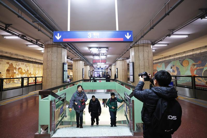 东四十条站保留了大量复古元素，换乘通道沿用了绿色色调。新京报记者 王贵彬 摄