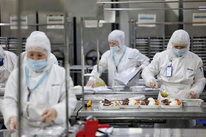 工作人员在热拼摆间内制作航食餐。新京报记者 陶冉 摄