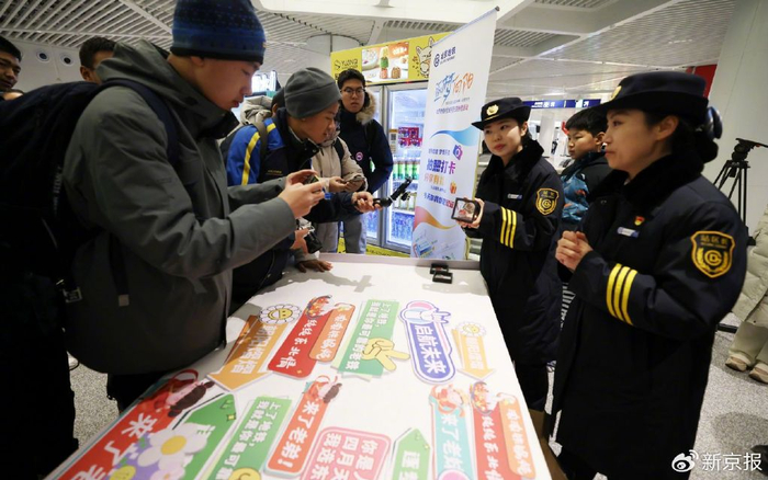 乘客排队领取特色文创产品。新京报记者 王贵彬 摄