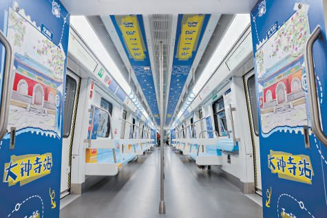 昨天，在北京地铁12号线东坝车辆段，12号线首发主题列车已准备就绪，即将上线。 本报记者 邓伟摄