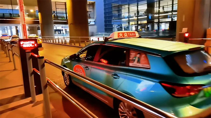 测试车辆通过短途返场专用道直抵上客点