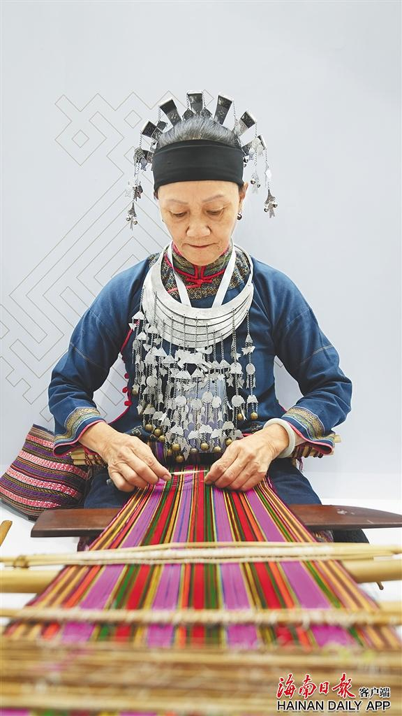 黎锦技艺传承人胡春芳在织锦。海南日报全媒体记者 张茂 摄