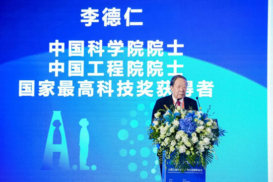 中国科学院院士、中国工程院院士李德仁作大会主旨报告。受访者供图