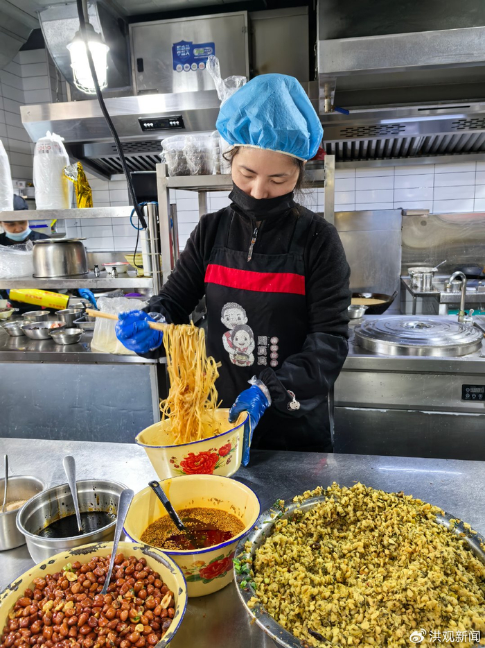 杨真认真地拌粉