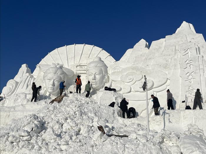   “西湖印象区”雪雕建设画面。新华社记者 赵丹丹 摄