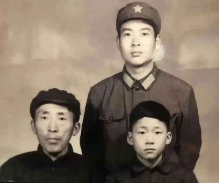 服役期间的裴树清（后）和父亲、弟弟合影