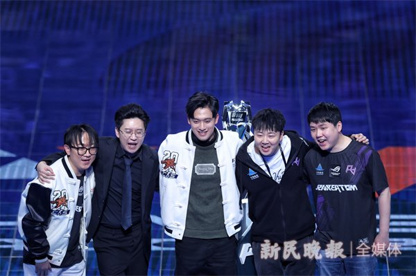 图说：周冠宇现身比赛现场