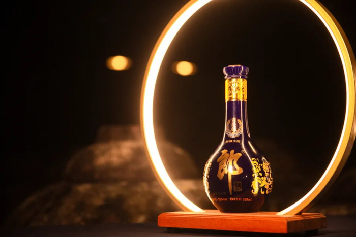 △瓷酒融合之美的典型代表——第五代青花郎