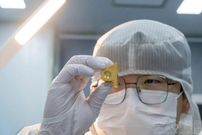 华创鸿度光电科技有限公司激光器研发生产车间，光学工程师正在检查光学介质的可靠性。赵明/摄