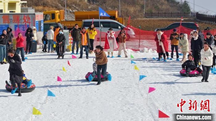 游客在滑雪场感受冰雪运动带来的乐趣。周星亮 摄