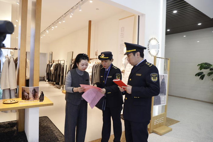 西安市灞桥区市场监管局执法人员进入商业综合体开展法律法规宣传。灞桥区市场监管局供图