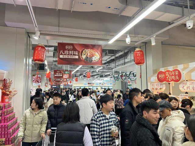 图：新店销售火爆，人流密集，为所在商圈注入新的活力。