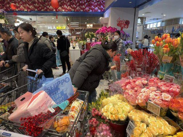 图：新店早早营造起了过年的热闹气氛，年宵花销售火爆。