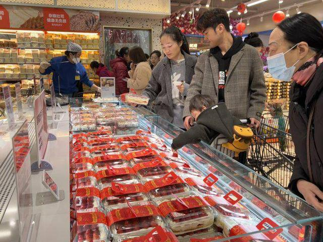 图：25颗红颜草莓盒子等烘焙爆款倍受当地年轻消费者的喜爱。