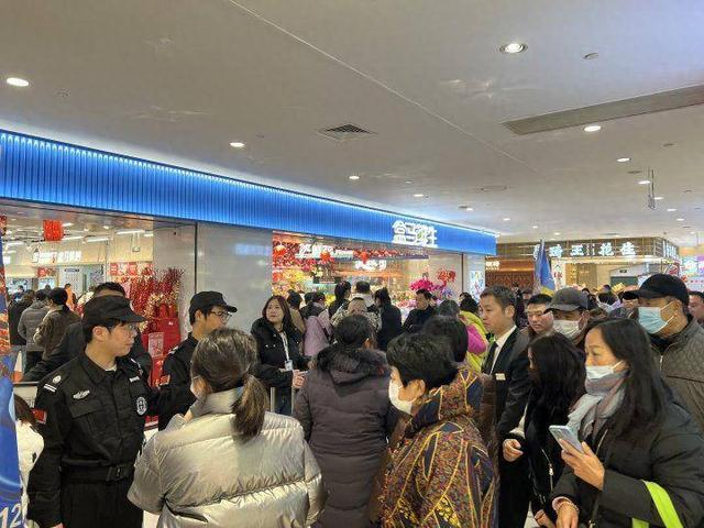 图：张家港首家盒马鲜生开业即爆满，出于安全考虑，不得不开始限流。