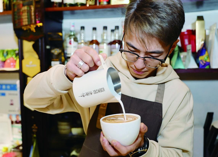 咖啡师正在制作咖啡。