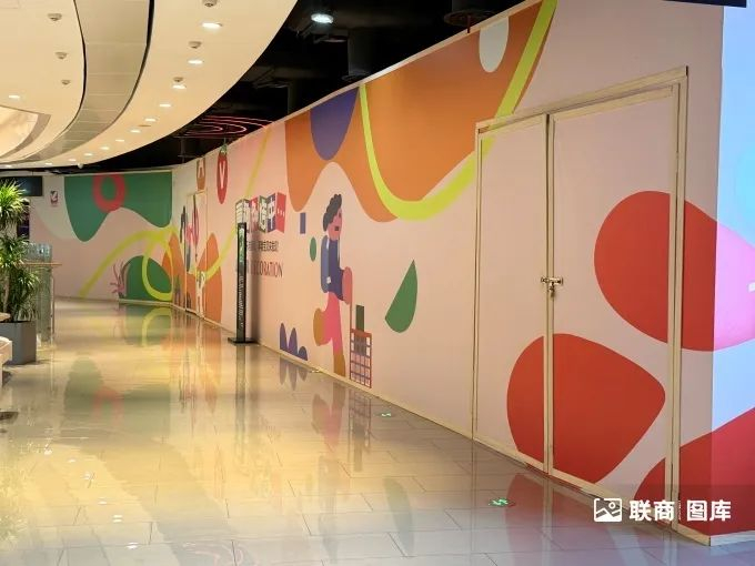 ▲成都伊藤广场位于4楼的围挡