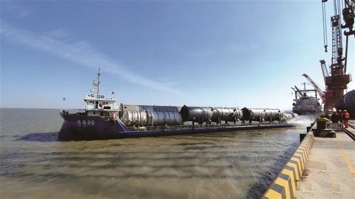 瑞华技术子公司常州瑞凯化工装备提供的反应器和特种设备整装待发