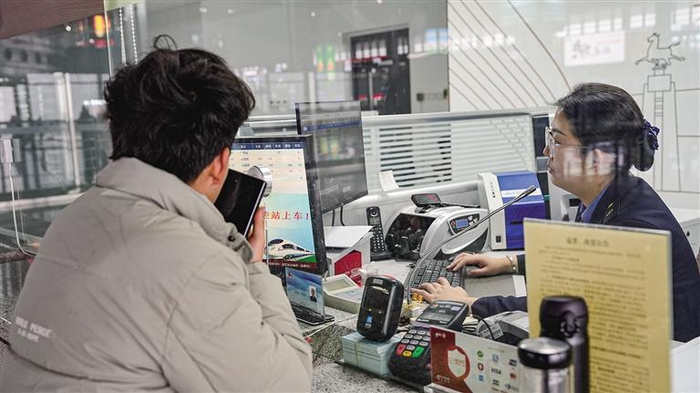 　　旅客在兰州西站窗口取票