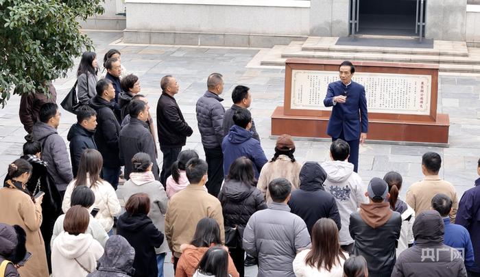 胡昇正在给游客讲解青山生态蝶变的故事（央广网见习记者邓子依 摄）