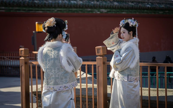 12月16日，北海公园，两名游客在互相拍照。新京报记者 王远征 摄