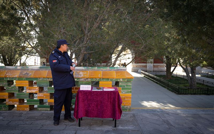 12月16日，北海公园西天梵境，景区设立了商拍治理岗。新京报记者 王远征 摄
