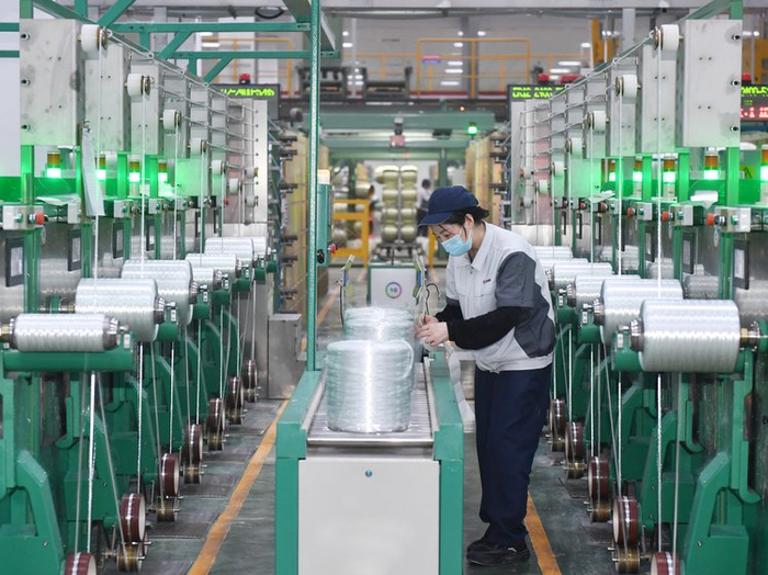 中国巨石淮安涟水玻璃纤维零碳智能制造基地，一排排自动化织机疾速运转，开足马力迎战四季度。管伟法 摄