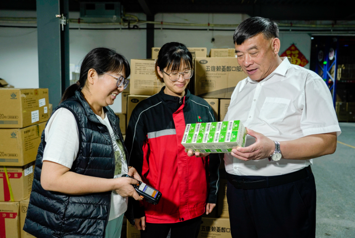 裴树清（右）到药品存储一线检查员工工作情况