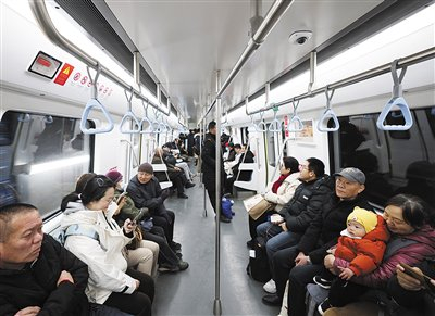 12月15日，北三环沿线居民乘坐地铁12号线。摄影/新京报记者 王贵彬