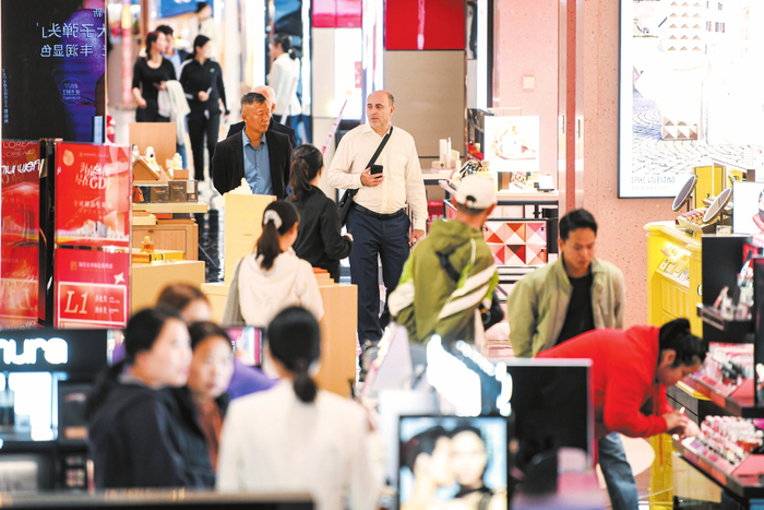 12月13日，在海控全球精品免税城内，各类优惠活动，吸引不少顾客前来购物。记者 苏弼坤 摄