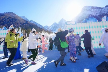 游客体验“雪地蹦迪”。理县县委宣传部供图
