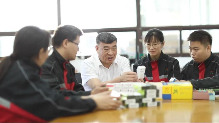 裴树清（中）为员工讲解工作注意事项