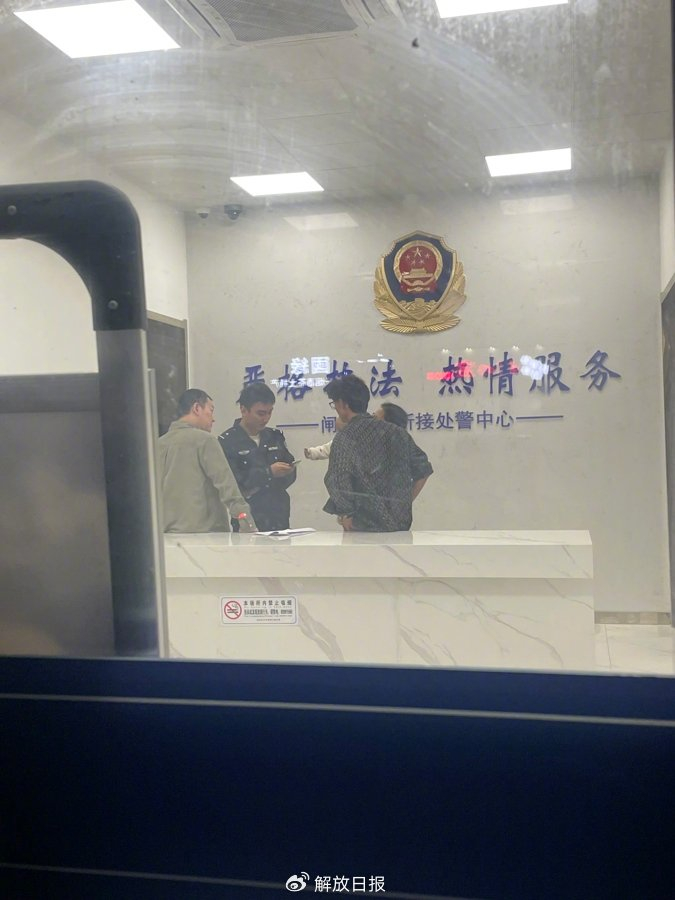 刘晓平正帮助吕芳与警方沟通。朱雅文/摄