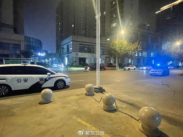 居民以刘晓平一行人“噪音扰民”为由报警，吕芳以“诈骗”为由报警，现场来了两辆警车，有些荒诞。朱雅文/摄