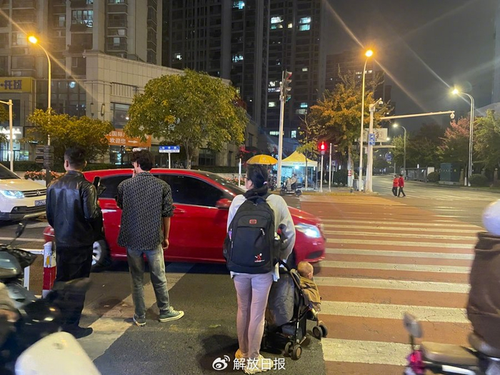 刘晓平陪同吕芳寻找“羊毛党”，这样合法但不合理的维权方式，也是商家的无奈之举。朱雅文/摄