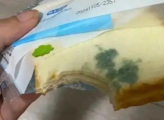 涉事消费者此前展示的视频显示，吐司上出现了绿色的斑块。网络截图