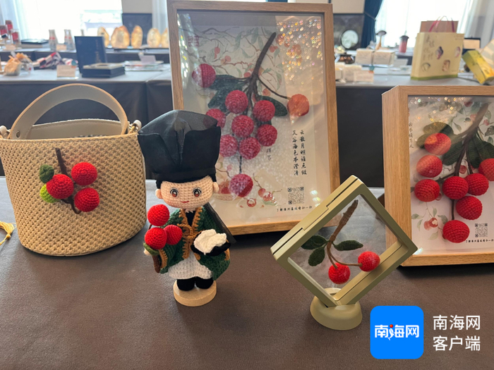 　“东坡励系列”毛绒钩织商品。记者 丁文文 摄