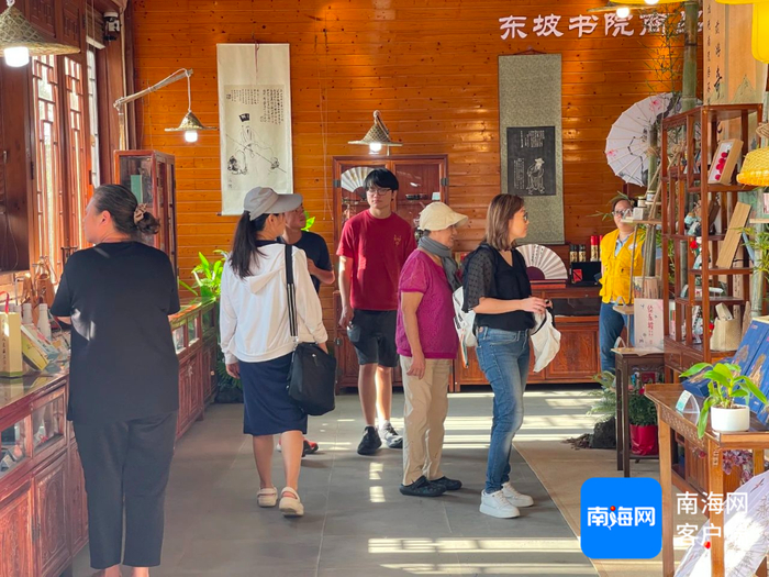 海南东坡文化旅游商品展销活动现场。受访者供图