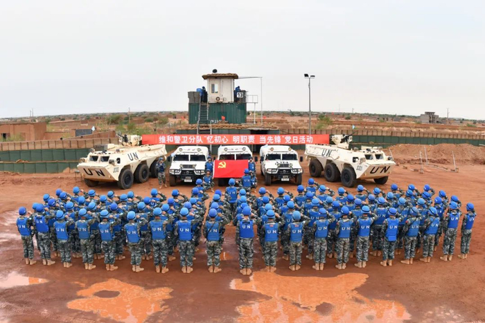 维和分队官兵向党旗庄严宣誓